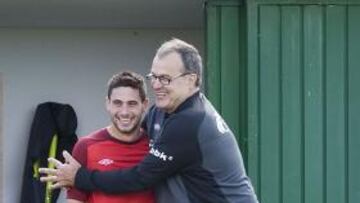 <b>CARI?O. </b>Bielsa abraza a Igor Mart¨ªnez, que sigue en la lista.