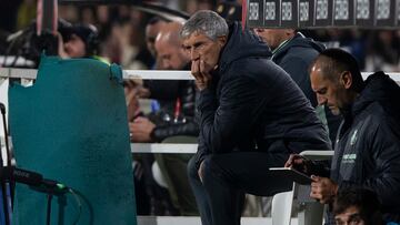 CARTAGENA (MURCIA), 03/01/2023.- El entrenador del Villarreal, Quique Setién, durante el partido de dieciseisavos de final de Copa del Rey ante el Cartagena, este martes en el estadio Cartagonova en Cartagena. EFE/Marcial Guillén
