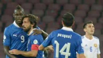 Mario Balotelli de Italia celebra con Andrea Pirlo tras anotar 2-2 ante de Armenia hoy, martes 15 de octubre de 2013, durante un partido de clasificación para el Mundial de Brasil 2014 en el estadio San Paolo, en Nápoles (Italia).