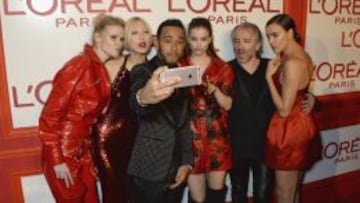 Lewis Hamilton posando con modelos como Irina Shayk en un acto de L'Oreal Paris.