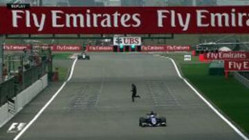 Detienen a un hombre que corrió por la pista en los libres