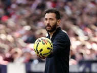 Carlos Corberán, durante su enfrentamiento liguero contra el Atlético de Madrid.