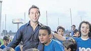 <b>EMOCIONADO. </b>Raúl Tamudo recibió el cariño de todos y se fue con una placa y una camiseta.