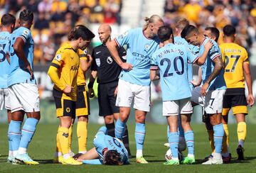 El defensor irlandés del Wolverhampton Wanderers, Nathan Collins, ha realizado una entrada sobre Jack Grealish durante el encuentro de hoy que le ha costado la roja directa.