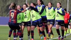Andonova celebra con sus compañeras el gol del Levante al Sevilla en la Liga femenina.