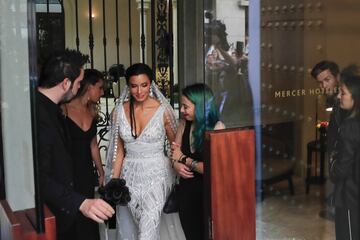 La novia Pilar Rubio saliendo del hotel para dirigirse a la catedral del Sevilla. 