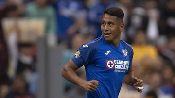 Romo llegó a Cruz Azul para el Clausura 2020 y en caso inusual, el defensa utiliza el número 7 que anteriormente lo traía Cauteruccio.