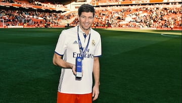 Pocos jugadores dicen No al Real Madrid a lo largo de su carrera deportiva. Steven Gerrard lo hizo dos veces. La primera fue a finales de 2004. Por aquel entonces, Florentino Prez, presidente del Madrid, le vio como pieza clave para reforzar al equipo en el verano de 2005. Ese verano de 2004 haba llegado Rafa Bentez al banquillo del Liverpool, y una serie de primeros roces, incluyendo la salida de Michael Owen, uno de sus mejores amigos en el conjunto del norte de Inglaterra, le haba puesto en el disparadero. Tras una campa?a en la que el Pool se proclam campen de Europa tras la increble final de Estambul donde remont y gan la final al Miln que iba ganando 3-0, acab meditando salir para ?cuatro das despus renovar! La segunda fue en 2009, pero apenas tuvo recorrido. Quien s vino en esa ocasin fue otro compa?ero suyo: Xabi Alonso Incluso hubo un tercer intento en 2010, pero la respuesta volvi a ser negativa.

