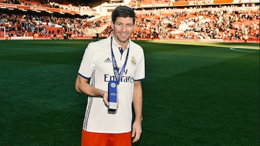 Pocos jugadores dicen “No” al Real Madrid a lo largo de su carrera deportiva. Steven Gerrard lo hizo dos veces. La primera fue a finales de 2004. Por aquel entonces, Florentino Pérez, presidente del Madrid, le vio como pieza clave para reforzar al equipo en el verano de 2005. Ese verano de 2004 había llegado Rafa Benítez al banquillo del Liverpool, y una serie de primeros roces, incluyendo la salida de Michael Owen, uno de sus mejores amigos en el conjunto del norte de Inglaterra, le había puesto en el disparadero. Tras una campaña en la que el Pool se proclamó campeón de Europa tras la increíble final de Estambul donde remontó y ganó la final al Milán que iba ganando 3-0, acabó meditando salir para ¡cuatro días después renovar! La segunda fue en 2009, pero apenas tuvo recorrido. Quien sí vino en esa ocasión fue otro compañero suyo: Xabi Alonso… Incluso hubo un tercer intento en 2010, pero la respuesta volvió a ser negativa.

