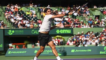 Roger Federer devuelve una bola ante Thanasi Kokkinakis durante su partido de segunda ronda del Miami Open.