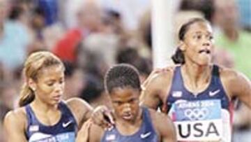 <b>CONSOLADA. </b>Lauryn Williams (centro) recibe la comprensión de LaTasha Colander (izq.) y Marion Jones.
