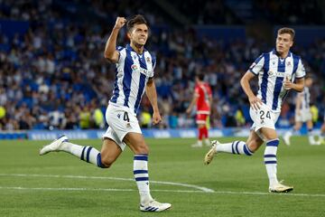 Zubimendi celebra un gol durante el partido de LaLiga EA Sports entre Real Sociedad y Rayo Vallecano.