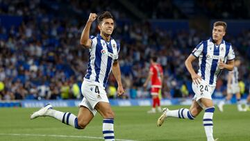 Zubimendi celebra un gol durante el partido de LaLiga EA Sports entre Real Sociedad y Rayo Vallecano.