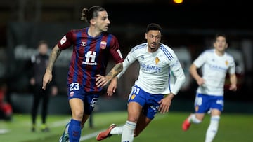 Marc Mateu controla un bal¨®n durante un partido con el Eldense.