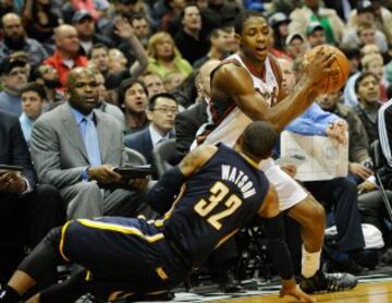 C.J. Watson intenta robar el balón a Brandon Knight. 