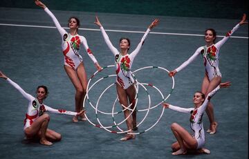 La gimnasia rítmica fue otro deporte en el que conseguimos el oro en Atlanta. En imagen, Marta Baldó, Nuria Cabanillas, Estela Giménez, Lorena Guréndez, Tania Lamarcva y Estíbaliz Martínez, durante la realización de un ejercicio.