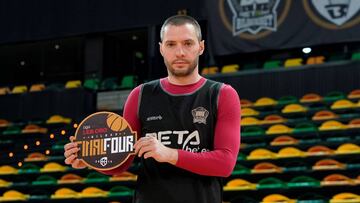 Homenaje a Salgado antes del duelo entre Athletic y Valencia