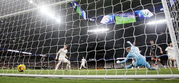 1-2. ?scar Rodrguez se va de Ral Asencio en la lnea de fondo, pone un pase hacia atrs y Dani Raba, con la pierna izquierda, anota por bajo superando a Andriy Lunin.