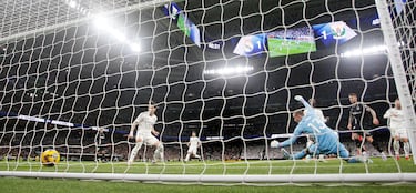 1-2. Óscar Rodríguez se va de Raúl Asencio en la línea de fondo, pone un pase hacia atrás y Dani Raba, con la pierna izquierda, anota por bajo superando a Andriy Lunin.