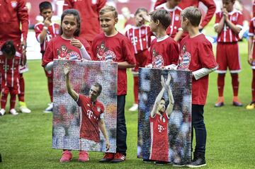 Los hijos de Philipp Lahm y Xabi Alonso sujetan una imagen de sus padres.