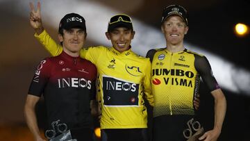 Egan Bernal posa en el podio como ganador del Tour de Francia 2019 junto a Geraint Thomas y Steven Kruijswijk.