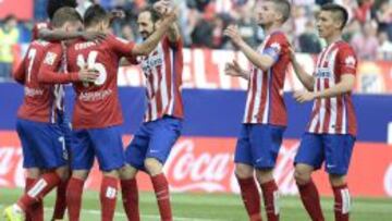 Los jugadores del Atlético celebran un gol de Griezmann ante el Betis.