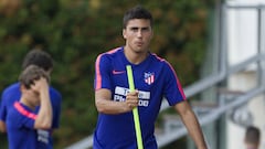 Rodrigo realiza un ejercicio de propiocepci&oacute;n en un entrenamiento del Atl&eacute;tico este verano.