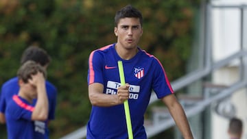 Rodrigo realiza un ejercicio de propiocepción en un entrenamiento del Atlético este verano.
