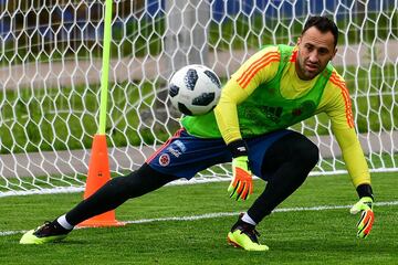 La Selección Colombia realizó su primer entrenamiento abierto al público en el estadio Sviyaga en Rusia, preparando el debut mundialista del 19 de junio ante Japón en Saransk. James y Barrios, los ausentes.