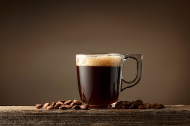 La planta Coffea arabica es originaria de las tierras altas de Etiopía, especialmente la región histórica de Kaffa, de donde algunos creen que proviene incluso la palabra “café”.