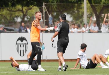 Gattuso saluda a Cillessen.