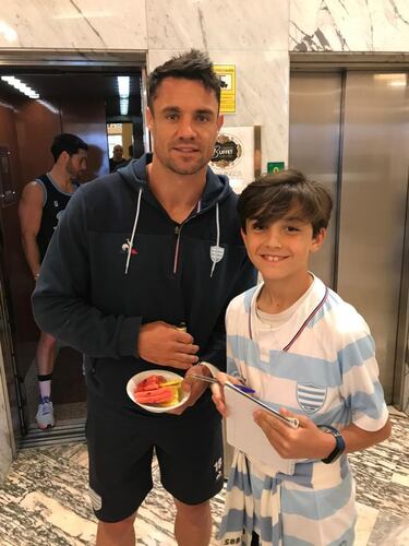Aritz, su amigo Jaime y la camiseta de Pablo Torre