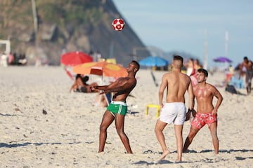 Vinicius disfruta de sus vacaciones en las playas de Río