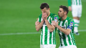 Joaquín anima a Canales tras el penalti fallado.