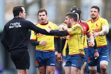 La Selección tuvo que sufrir  un arbitraje tremendamente parcial. Vlad Iordachescu minó la moral de los españoles desde el minuto uno y ni siquiera tuvo el detalle de hacerlo con decoro,  al final de partido muchos jugadores se enfrentaron al árbitro