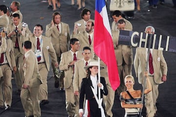 La nadadora nacional fue la designada para liderar a la delegación chilena en Atenas 2004. Tenía sólo 19 años cuando desfiló en Grecia, y se convirtió, 44 años después, en la primera mujer desde Ahrens en liderar a Chile.