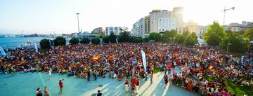 El Centro Botin, Santander. Los aficionados se congregan para la final entre españoles e ingleses en una pantalla gigante.