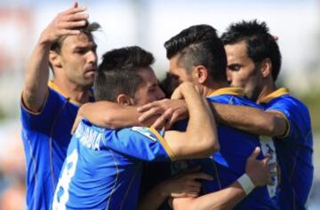 Los jugadores del Getafe felicitan a Adrían Colunga tras el gol que marcó ante el Málaga, durante el partido de la trigésima quinta jornada de liga de Primera División que ambos equipos disputan esta tarde en el estadio Alfonso Pérez.