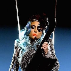 Lady Gaga sufre una aparatosa caída junto a un fan durante un concierto