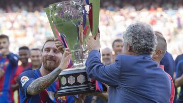&Aacute;ngel Mar&iacute;a Villar, entreg&aacute;ndole el t&iacute;tulo de Liga al barcelonista, Leo Messi.