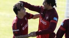 Josu&eacute; (izuqierda) bromea con Bruno Alves durante una sesi&oacute;n de entrenamiento en Obidos. 