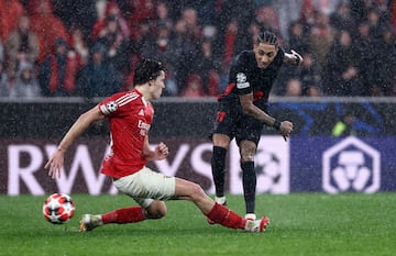 4-5. Un posible penalti  a favor del Benfica se transforma en un contraataque en solitario de Raphinha. Tras avanzar en carrera solo, se mete en el rea, y ante la oposicin de ?lvaro Carreras, chuta con la izquierda para superar a Anatolii Trubin.