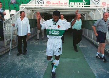 El padre de Thiago y Rafinha tras pasar por LaLiga defendiendo la camiseta del Valencia y del Celta Vigo fichó por el Elche en la temporada 00/01 en la cual únicamente estuvo media campaña. 