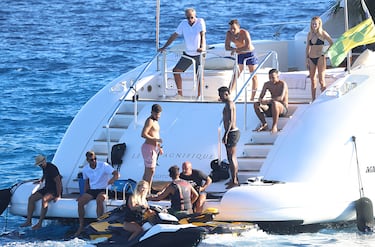 Vinicius y Militao disfrutaron, junto con sus acompañantes, de unos días en el mar Mediterráneo.