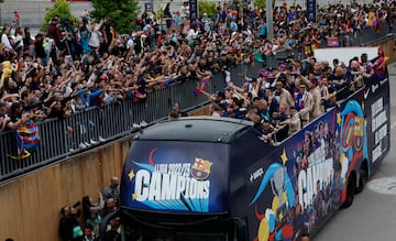 El recorrido de la rúa comenzó a las 18:00 en el Spotify Camp Nou. Desde ahí salieron los autobuses del equipo masculino y el femenino para celebrar juntos sus respectivos títulos ligueros.