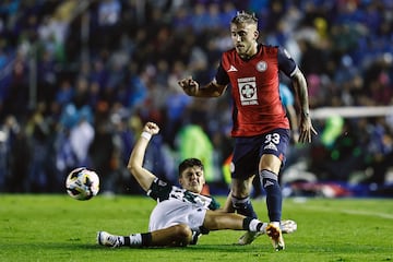 MEX4315. CIUDAD DE MÉXICO (MÉXICO), 03/11/2024.- Bruno Amione (i) de Santos disputa un balón con Gonzalo Piovi de Cruz Azul este sábado, durante un partido por la jornada 15 del torneo Apertura 2024 de la Liga MX entre Cruz Azul y Santos, en el estadio Ciudad de los Deportes de Ciudad de México (México). EFE/ Sáshenka Gutiérrez
