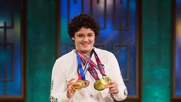 Mercedes García posando con sus medallas.