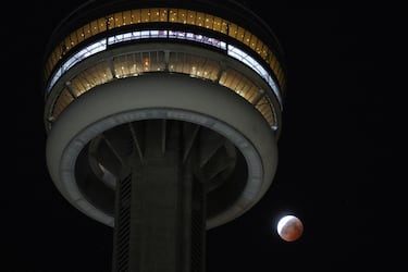 Se observa una luna llena detrás de la Torre CN durante un eclipse lunar de "Luna de Sangre" en Toronto, Ontario, Canadá.