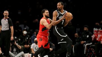 Kevin Durant se va a 34 puntos, 13 rebotes y 11 asistencias en 48 minutos, un partido con prórroga en el que acaba exhausto. Los Nets ganan, pero no convencen.