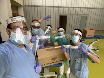 El Rayo Vallecano, a trav¨¦s de su Fundaci¨®n y en colaboraci¨®n con Margi --empresa familiar del presidente, Mart¨ªn Presa--, fabric¨® 12.000 m¨¢scaras protectoras para el personal sanitario en s¨®lo 24 horas. Material que se don¨® y distribuy¨® el pasado fin de semana por m¨¢s de 30 hospitales de la Comunidad de Madrid, como Gregorio Mara?¨®n, La Paz, Puerta de Hierro, Doce de Octubre, Ram¨®n y Cajal, el Cl¨ªnico, la Jim¨¦nez D¨ªaz... La idea surge para paliar la falta de recursos, tal y como le transmitieron varios m¨¦dicos al presidente. Por eso, el club se plantea seguir produciendo m¨¢s m¨¢scaras de este tipo, a expensas de la consecuci¨®n del material necesario. Adem¨¢s, ha puesto sus instalaciones y medios humanos a disposici¨®n de la Comunidad y del Ayuntamiento.